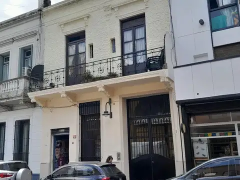 PH de 8 ambientes con local comercial