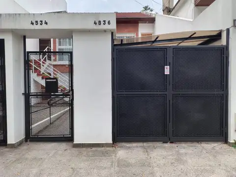 REGIO TIPO CASA AL FRENTE MODERNO - AMPLIO - ENTRADA INDEPENDIENTE INMEJORABLE ESTADO – COCHERA CBTA. 2 PATIOS - SIN EXPENSAS