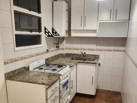 Amplio Departamento 2 Ambientes con Balcón, Toilette y Cochera en Caballito