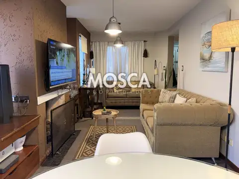 Casa en Alquiler con 2 cocheras