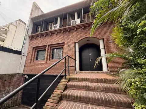 IMPONENTE CASA. ZONA EMBAJADAS.  5 DORM. PILETA.