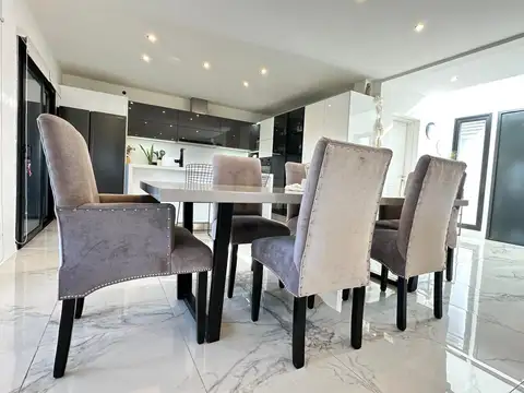 Casa en Venta con 3 cocheras