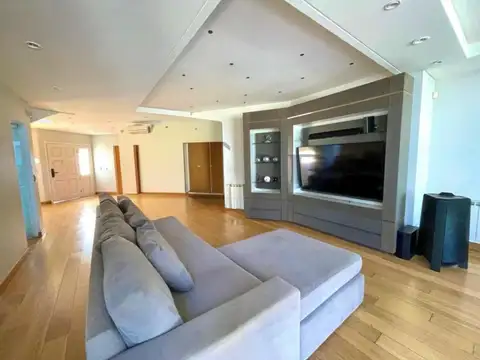 Casa en venta 5 ambientes 3 suites y gran jardín