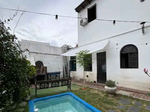 Tipo casa 4 ambientes con jardin, playrrom y pileta,  reciclada excelente estado