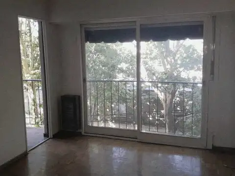 2 AMBIENTES AL FRENTE CON BALCÓN - COCINA APARTE - HALL CON PLACARD DE APOYO - A UN PASO DE TODO