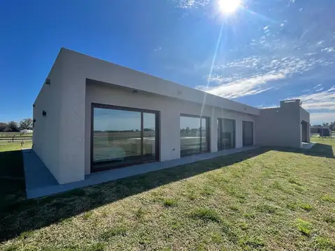 Venta de MODERNA Casa 6 AMBIENTES en CHACRAS DE LA TRINIDAD,