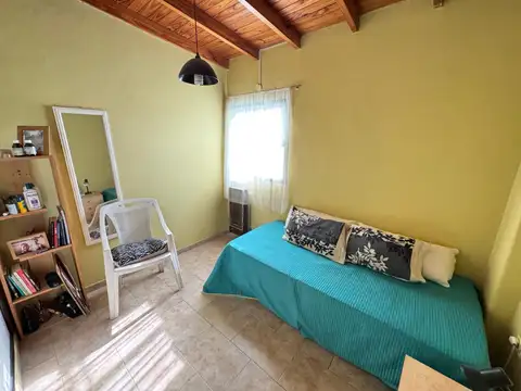 PH primer piso por escalera de 4 ambientes con dos baños y terraza en venta