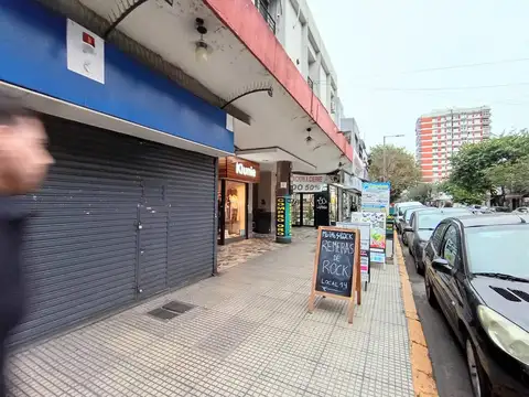 Local en Galería Comercial por pasillo. Local de 2.25 x 3.30.