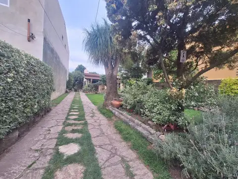 Casa en Venta con 4 cocheras
