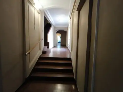 Hermoso 3 ambientes de estilo con balcón francés con 3 aires acondicionados y hogar a gas. 2do piso por escalera.