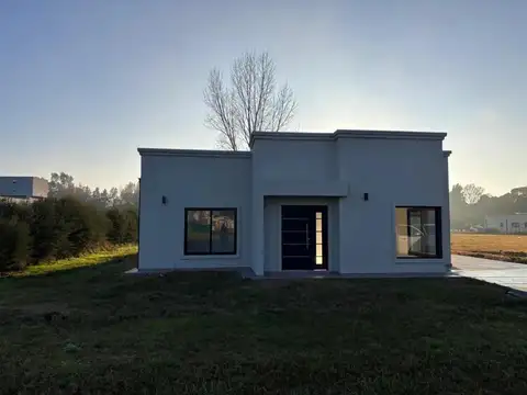 Casa 4 ambientes con 2 baños