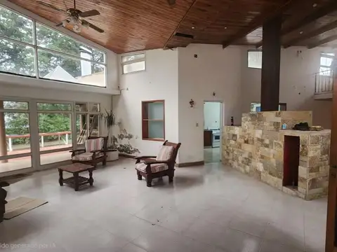 Casa de 5 dormitorios con parque y piscina en Country Ubajay