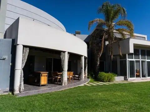 Casa en Venta en Coronel Dorrego, USD 465.000
