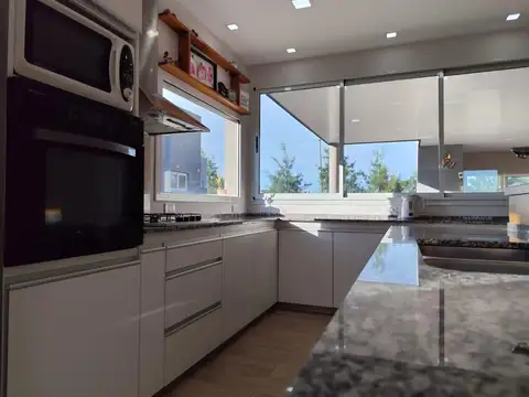 Casa 5 ambientes con 3 baños