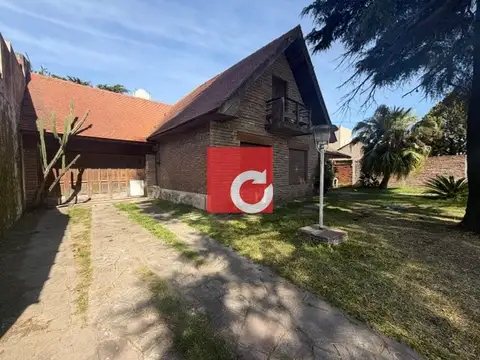 Chalet en venta de 4 Dormitorios c/ cochera para 4 autos + jardín en Ringuelet