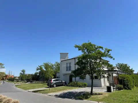 Casa 4 ambientes con 3 baños