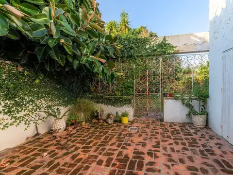 CASA EN VENTA GONNET 4 DORMITORIOS CON GRAN LOTE