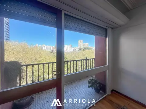 Departamento 3 amb. al frente con balcón, 2 baños. CENTRO.