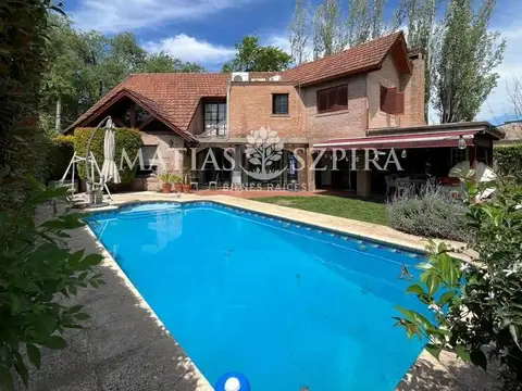 Venta casa 6 ambientes. Parque y pileta en barrio cerrado