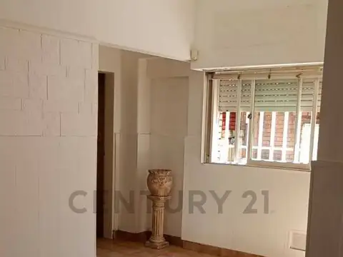 Casa 7 ambientes con 2 baños