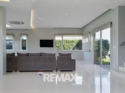 Casa 7 ambientes con 5 baños