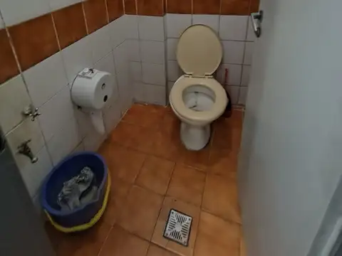 UBICACIÓN PRIVILEGIADA - REGIO LOCAL SUP TOT CBTA 80 m2 EN DOS PLANTAS – C/OFICINA – EN BUEN ESTADO – CUATRO VIENTOS- SIN EXPENSAS Y AYSA