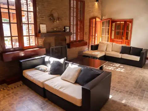 Casa en Venta con 4 cocheras
