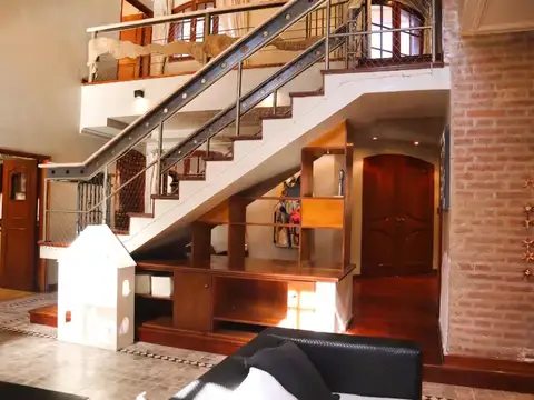 Casa 9 ambientes con 4 baños