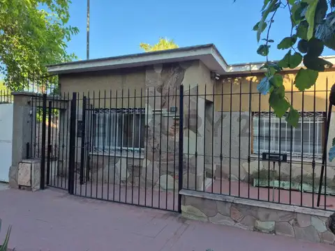 Venta casa + galpón en Gutierrez Maipú