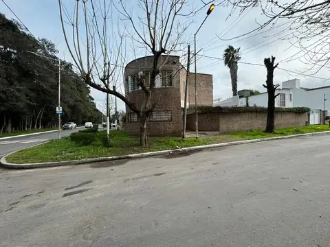 Casa en Alquiler con 2 cocheras