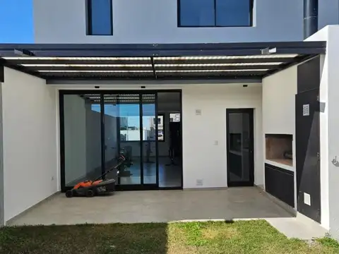 Casa 4 ambientes con 3 baños