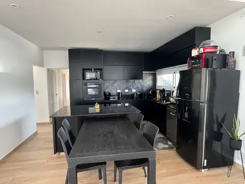Casa 6 ambientes con 2 baños