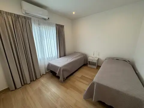 Casa en Alquiler con 2 cocheras