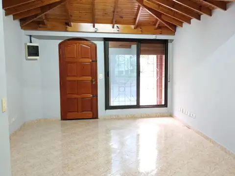 ALQUILER Excelente PH 3 Amb. con Patio en Martínez