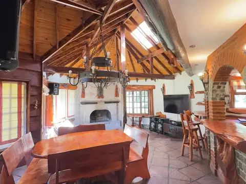 Casa 4 ambientes con 2 baños