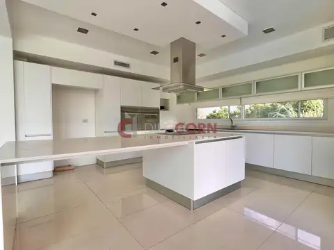 Casa en Alquiler con 6 cocheras