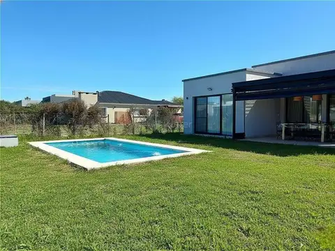 Casa Chalet  en Venta en San Ramón, Pilar del Este, Pilar