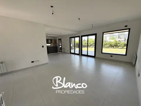 Casa 5 ambientes con 3 baños