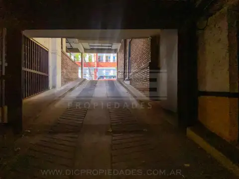 Estrada al 2600, entre Ricardo Gutierrez y Alberdi