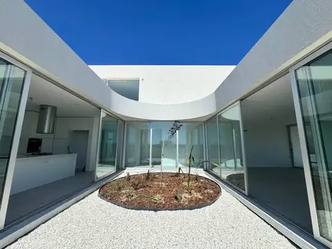 VENTA: Casa de tres/cuatro dormitorios con galeria, pileta y terreno de 1097 m2. Rosario, Funes