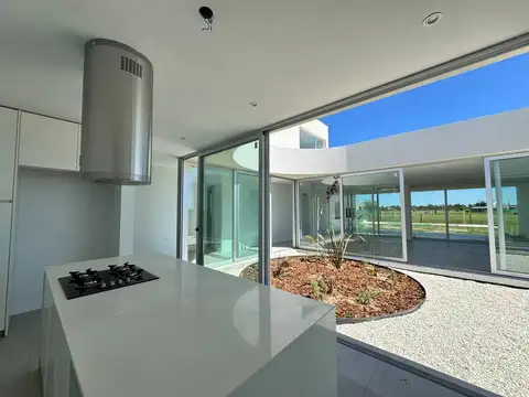Casa 7 ambientes con 2 baños