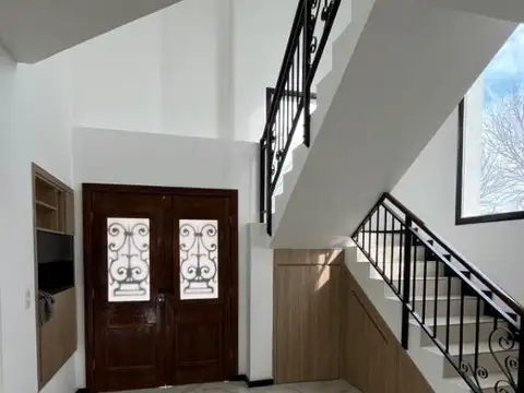 Casa en Venta con 6 cocheras