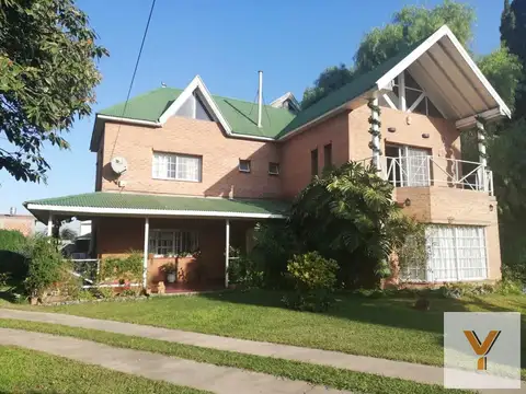 Casa en venta - 4 Dormitorios 3 Baños - Cochera - 2.200Mts2 - Florencio Varela