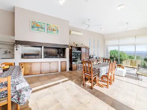 Casa 8 ambientes con 5 baños
