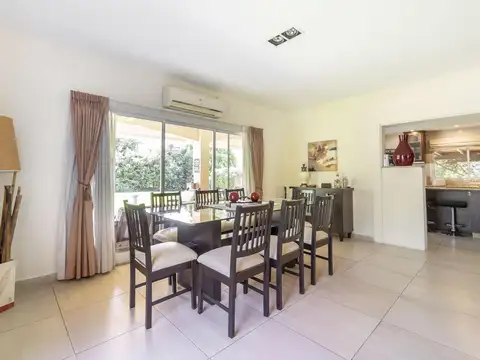 Casa en Venta con 3 cocheras