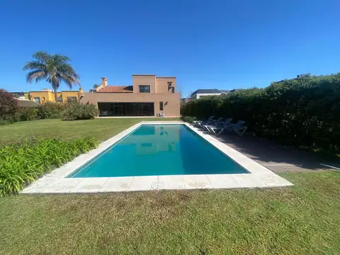 Casa en Alquiler Temporal con 4 cocheras