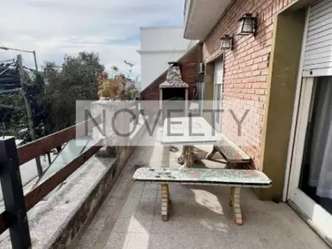Departamento tipo casa en venta con terraza propia y parrilla -  Villa Lynch