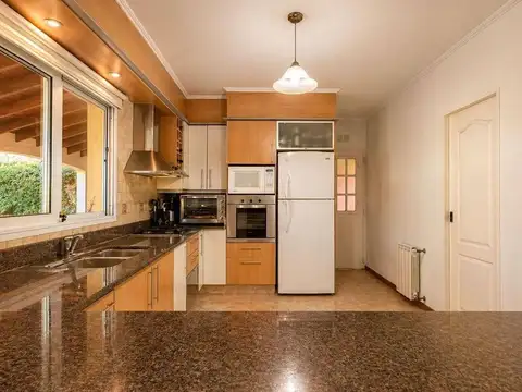 Casa 4 ambientes con 3 baños