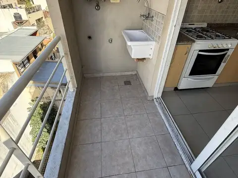 Venta monoambiente con cochera y balcon 