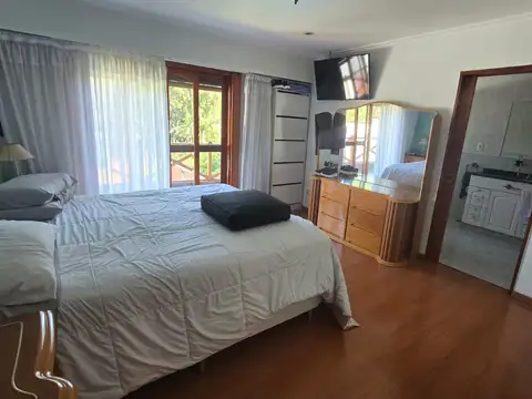 Chalet de Categoria en Venta 4 ambientes edificado en tres plantas con pileta de natacion apto credito